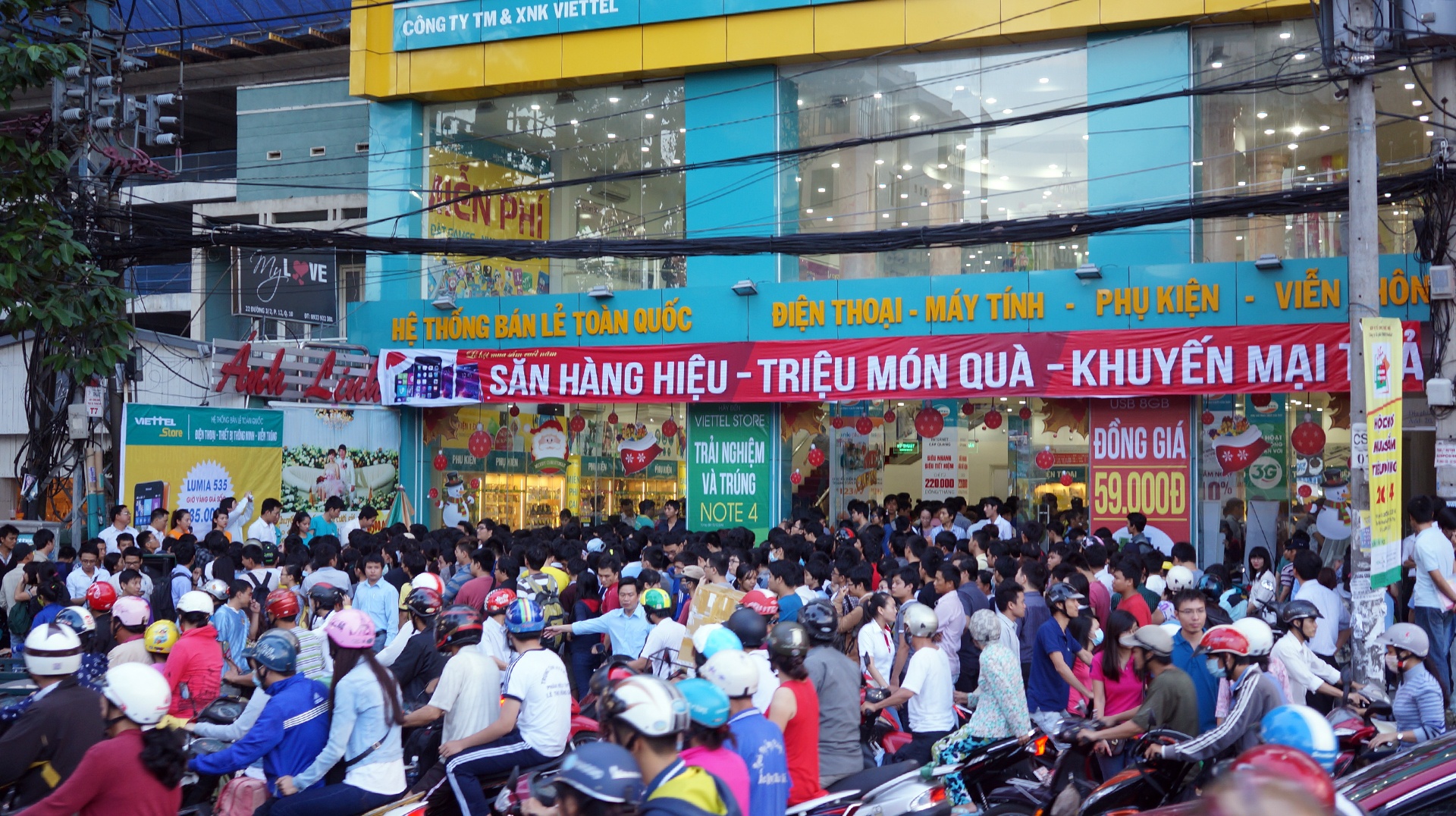 Nhung man giam gia dien thoai on ao nhat 2014 hinh anh