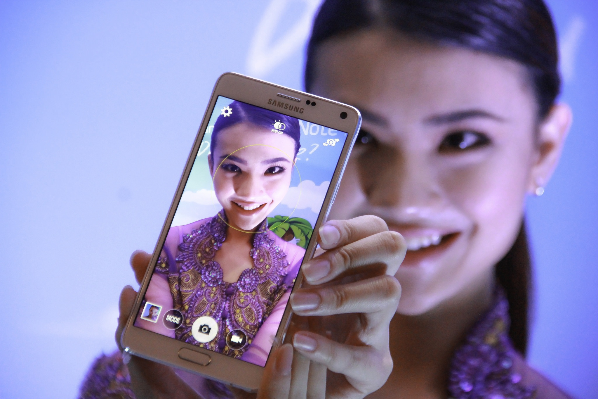 Samsung bi nghi dung man hinh tai che tren Galaxy Note 4 hinh anh