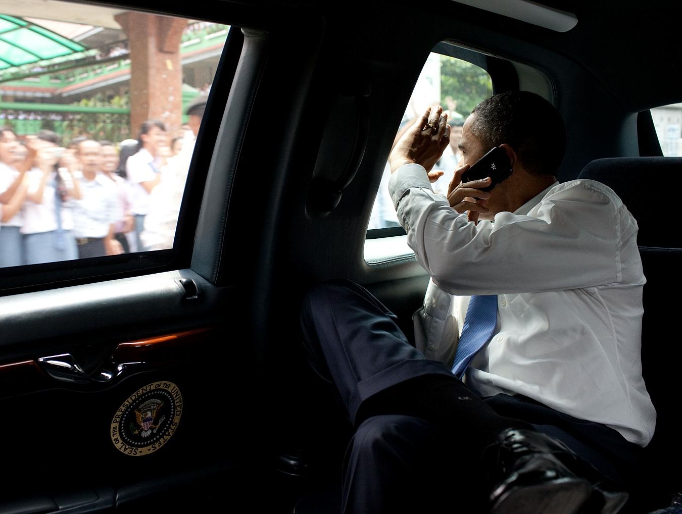 Ông Obama sử dụng điện thoại bên trong chiếc limousine của mình. Ảnh: Pete Souza. 