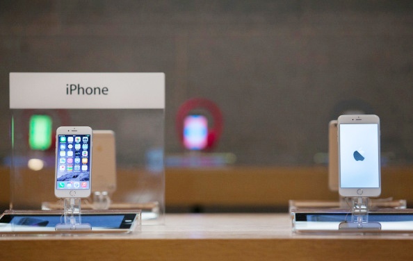 Smartphone bom tan chinh hang, xach tay chenh gia ra sao? hinh anh