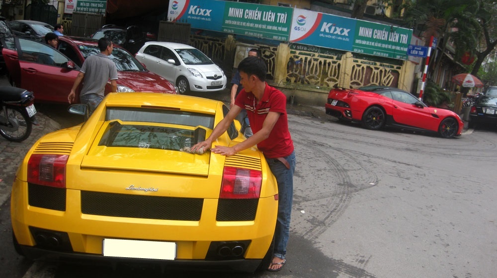 Con pho chuyen rua sieu xe tai Ha Noi hinh anh