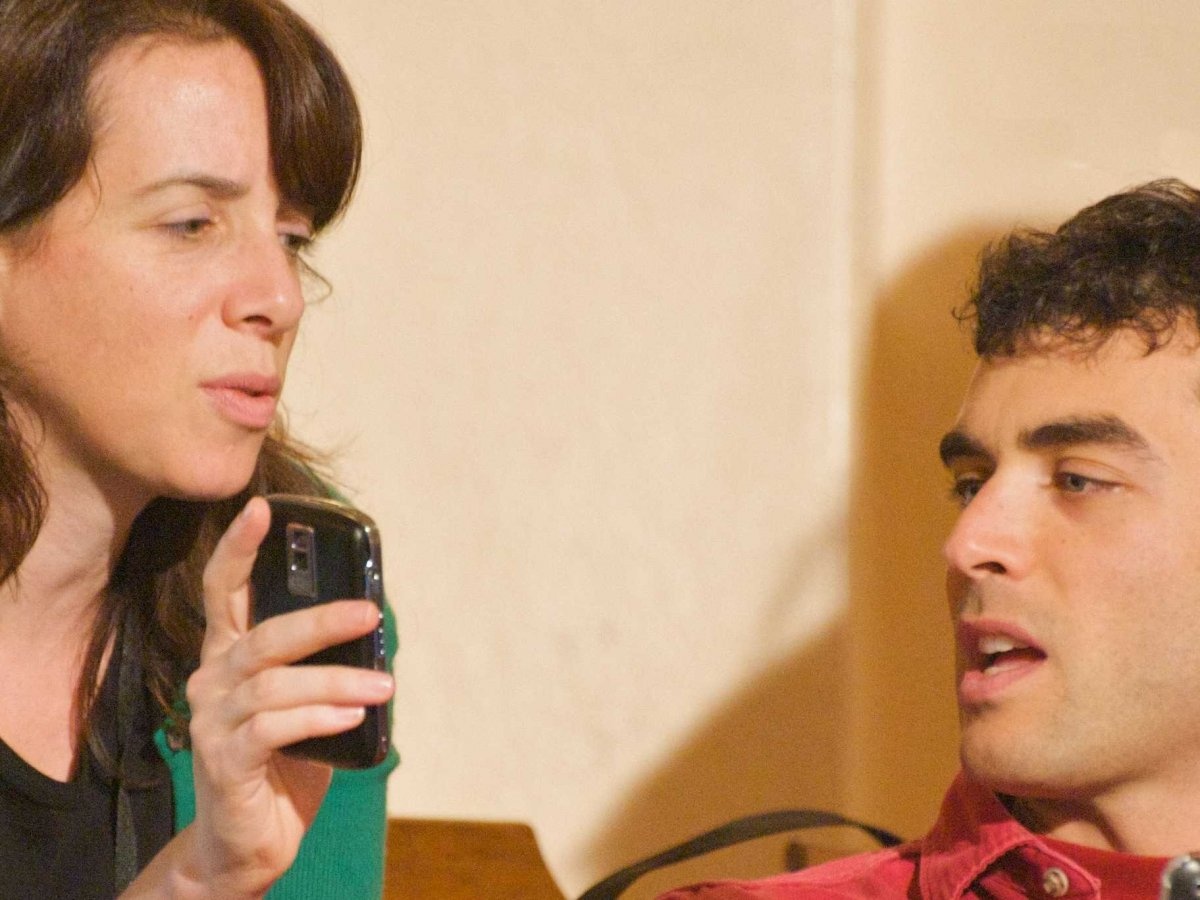 Vi sao Facebook ep nhan vien dung dien thoai cuc gach? hinh anh