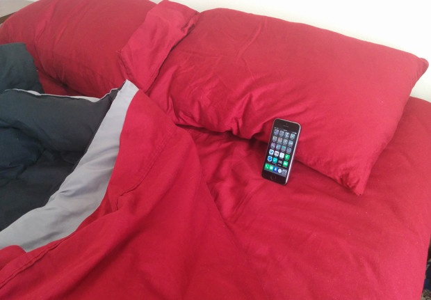 Bạn không nên sử dụng smartphone vào buổi sáng sớm. Ảnh: Gottabemobile.