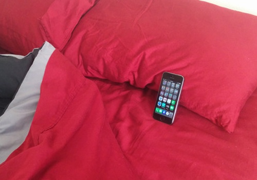 Tai sao khong nen dung iPhone vao buoi sang? hinh anh