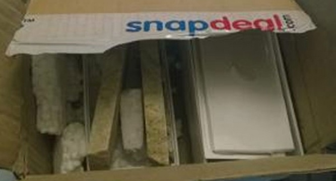 Ông Kabra đã nhận về một hộp đựng toàn gỗ vụn sau khi đặt mua iPhone 4S.