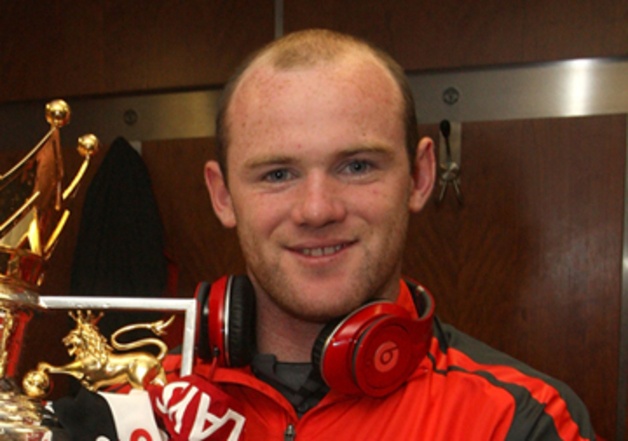 Wayner Rooney cũng là một tín đồ của dòng tai nghe Beats. Anh chọn một chiếc màu đỏ, trùng với màu áo truyền thống của Manchester United.