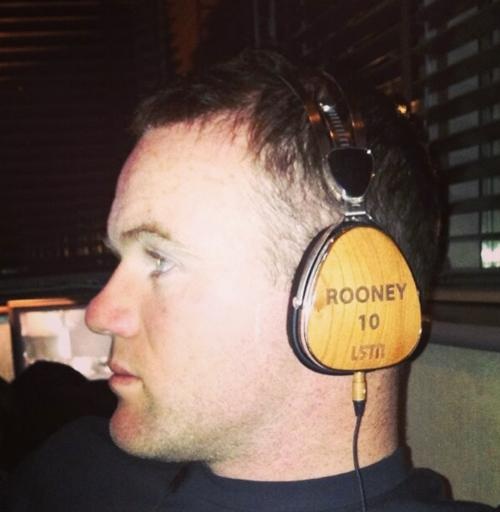 Người ta cũng từng bắt gặp anh này đẹo một chiếc LSTN hàng thửa với tên và số áo của anh trên đó.