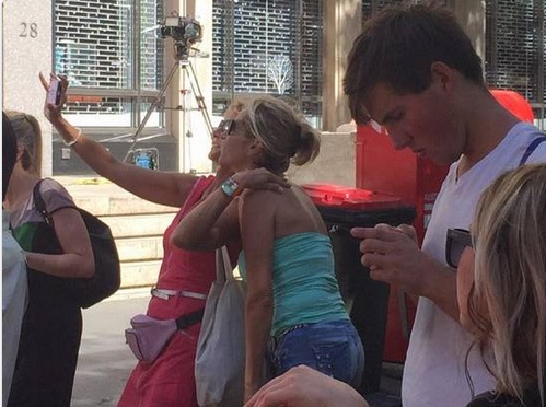 Hon nhien chup anh selfie tai noi con tin Sydney bi bat giu hinh anh