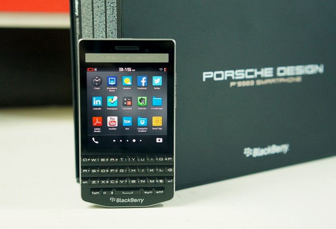 BlackBerry Porsche Design P'9983 chinh hang gia 50 trieu hinh anh
