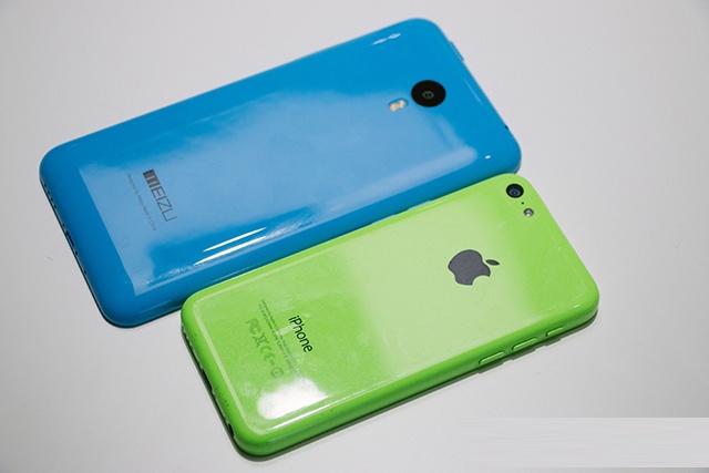 Smartphone nhai iPhone 5C gia 160 USD do dang voi ban goc hinh anh