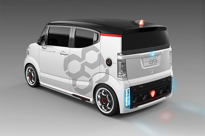 Có tổng cộng gần 10 mẫu xe ý tưởng và xe độ với đủ các phong cách từ hotrods tới xe điệu đà kiểu búp bê Barbie.