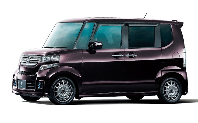   Triển lãm Tokyo Auto Salon là sân chơi xe độ lớn nhất của Nhật. Sự kiện này có sự tham gia của nhiều hãng xe độ lớn cũng như các nhà sản xuất xe thương mại.