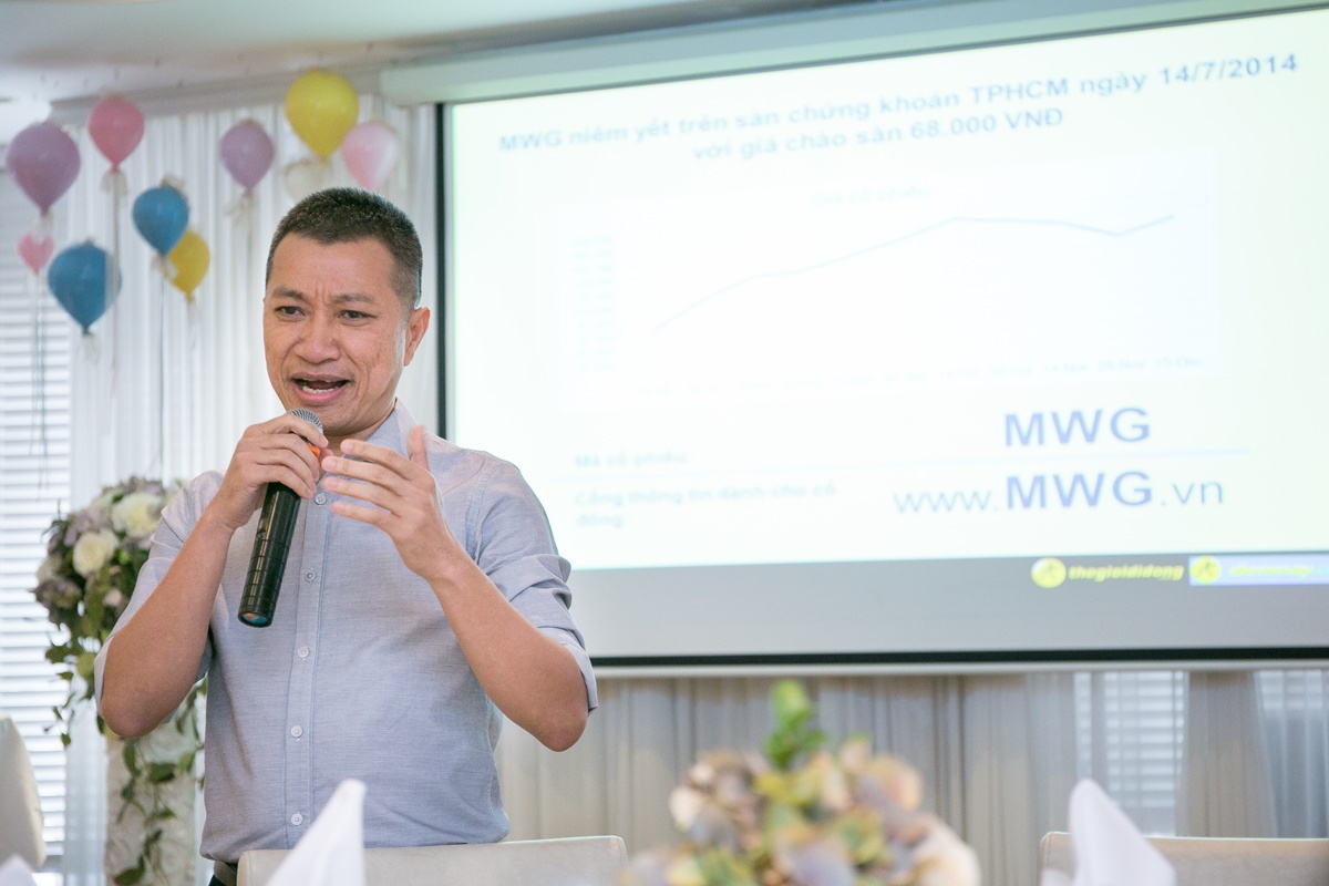 Ông Trần Kinh Doanh - CEO của Thế Giới Di Động chia sẻ với báo giới về kết quả kinh doanh trong năm 2014.