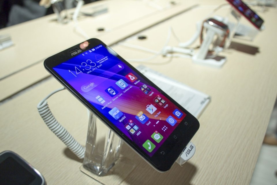Zenfone 2 gia re co the ve Viet Nam cuoi thang 3 hinh anh