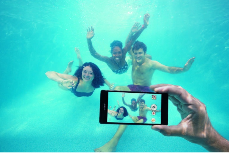 Tính năng chống nước là một trong những điểm nhấn của dòng Z-Series. Ảnh: Cnet.