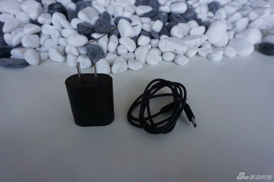 Phụ kiện đi kèm với Nokia N1 có sách hướng dẫn, sạc và cáp micro USB. 