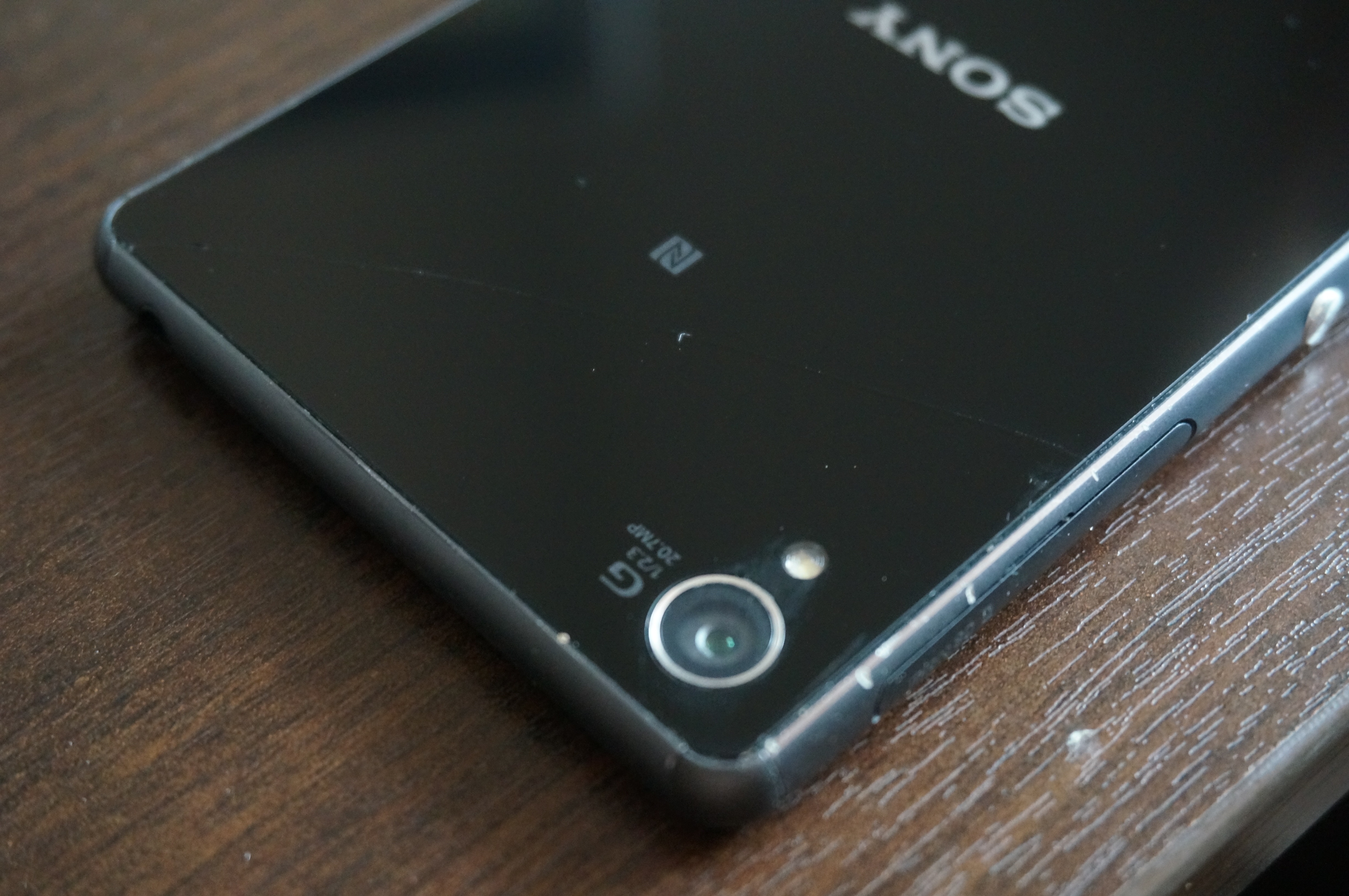 Nhieu chiec Xperia Z3 bi vo kinh khong ro nguyen nhan hinh anh