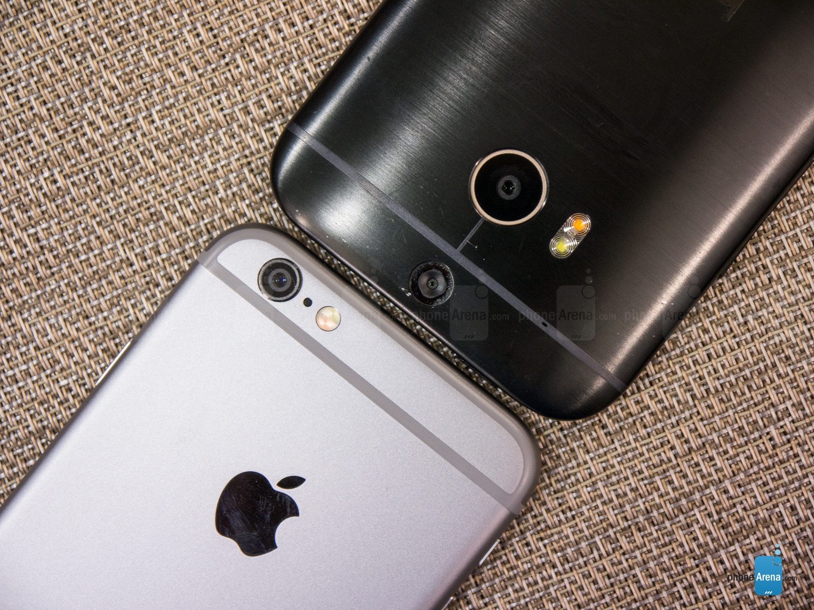 Sep HTC dung MacBook Air, che iPhone nham chan hinh anh