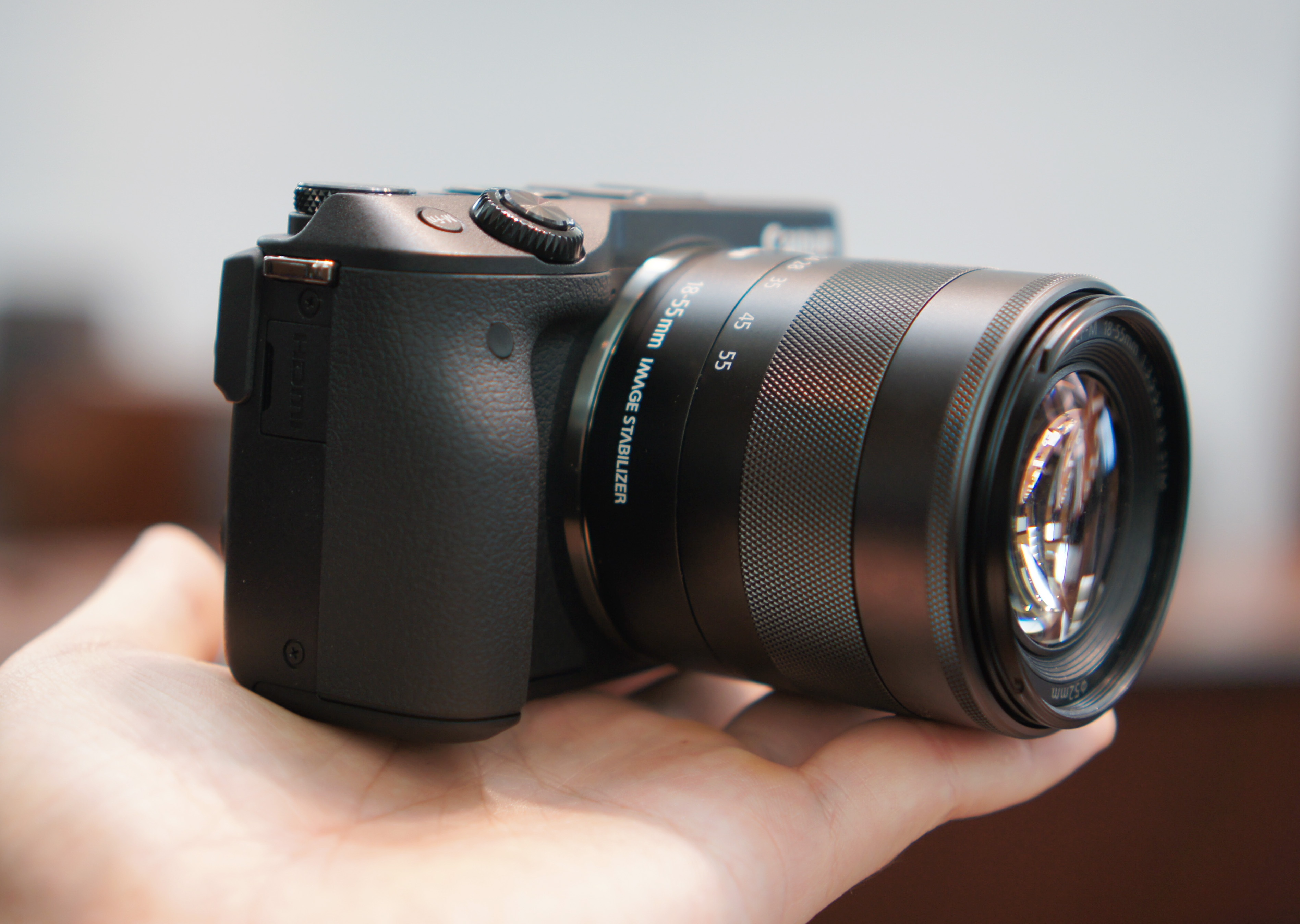 Can canh EOS M3 - mirrorless tam trung sang gia tu Canon hinh anh