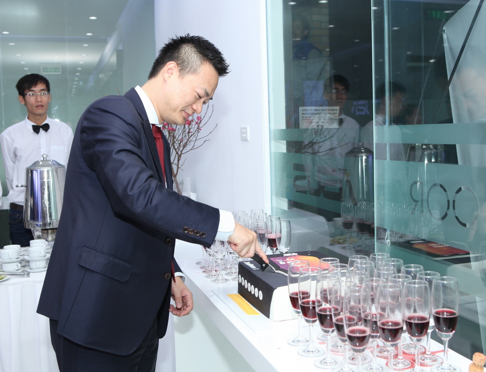 Tong giam doc Asus VN thich hai san Sai Gon, lau ga den HN hinh anh