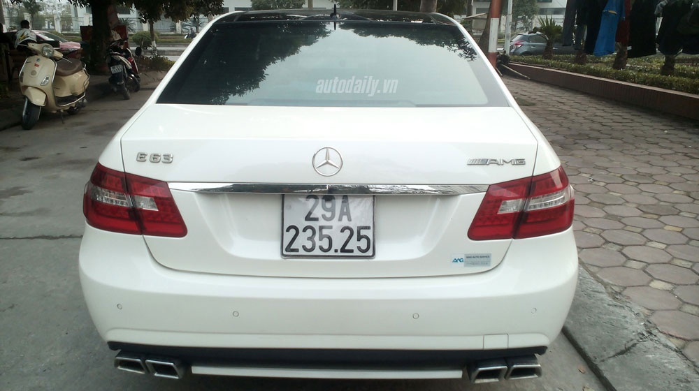 Phần sau chiếc E300 độ có khá nhiều chi tiết giống hệt như trên bản E63 AMG 2014.