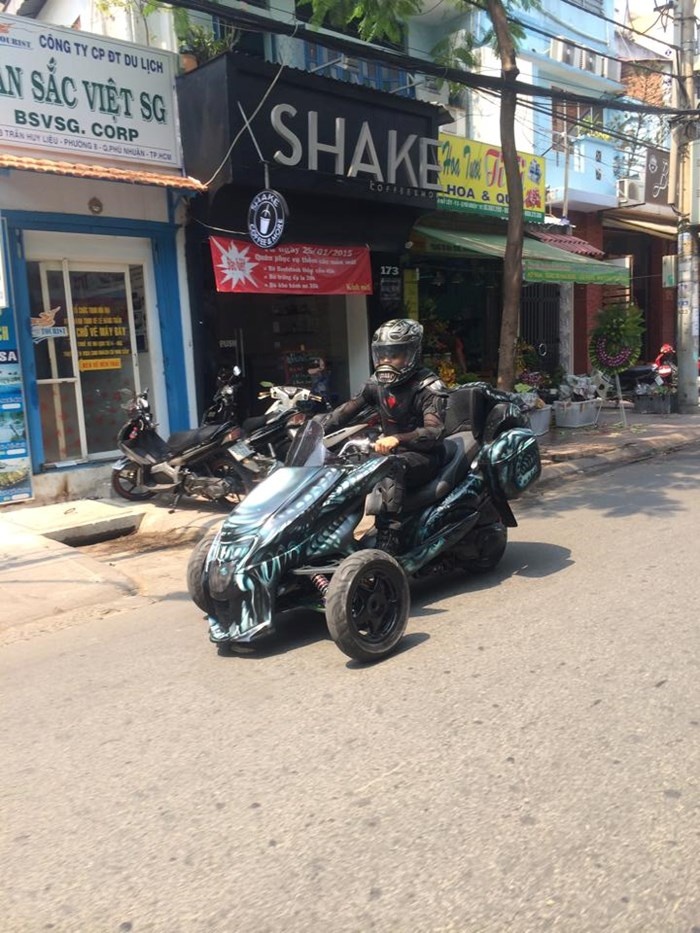 Chiếc Majesty độ 3 bánh di chuyển trên đường phố Sài Gòn