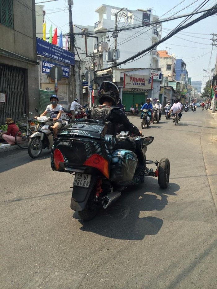 Chiếc xe bề thế khi nhìn từ phía sau