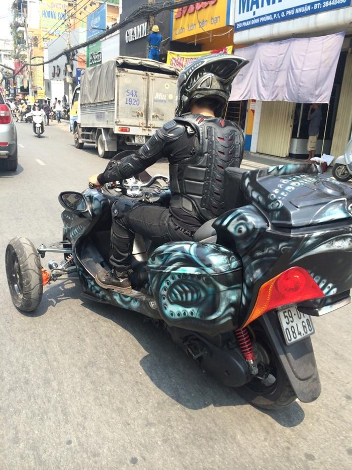 Toàn bộ các nét vẽ trên xe đều do anh Đức và các đồng đội phụ trách mà không cần tới những nghệ sỹ nào khác