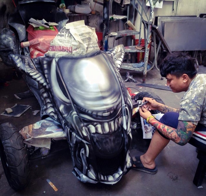 Chi tiết quan trọng nhất và công phu nhất chính là phần nhựa trên đầu xe để tạo hình đầu con quái vật. Với sự bố trí này, chiếc Yamaha Majesty của anh Đức luôn trong tình trạng như 