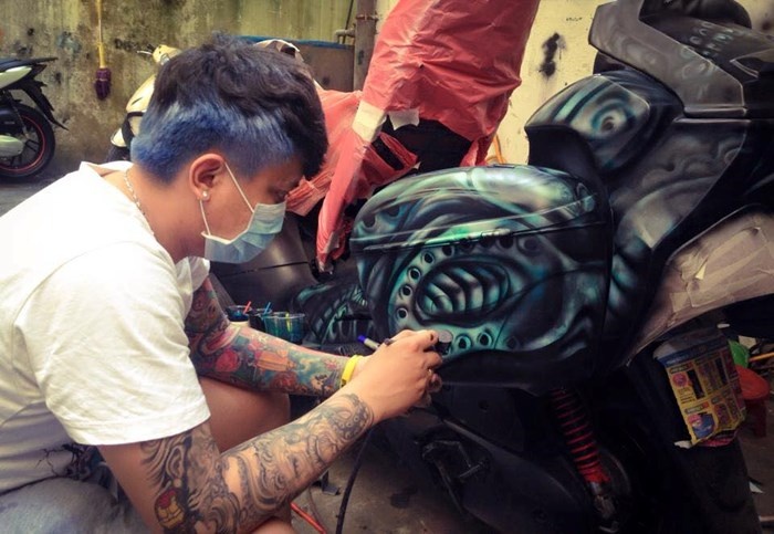 Công đoạn sơn xe được thực hiện tỷ mỷ