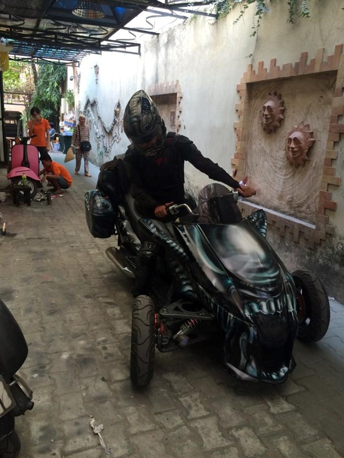 Anh Đức bỡ ngỡ và thích thú với chiếc xe sau khi được độ xong