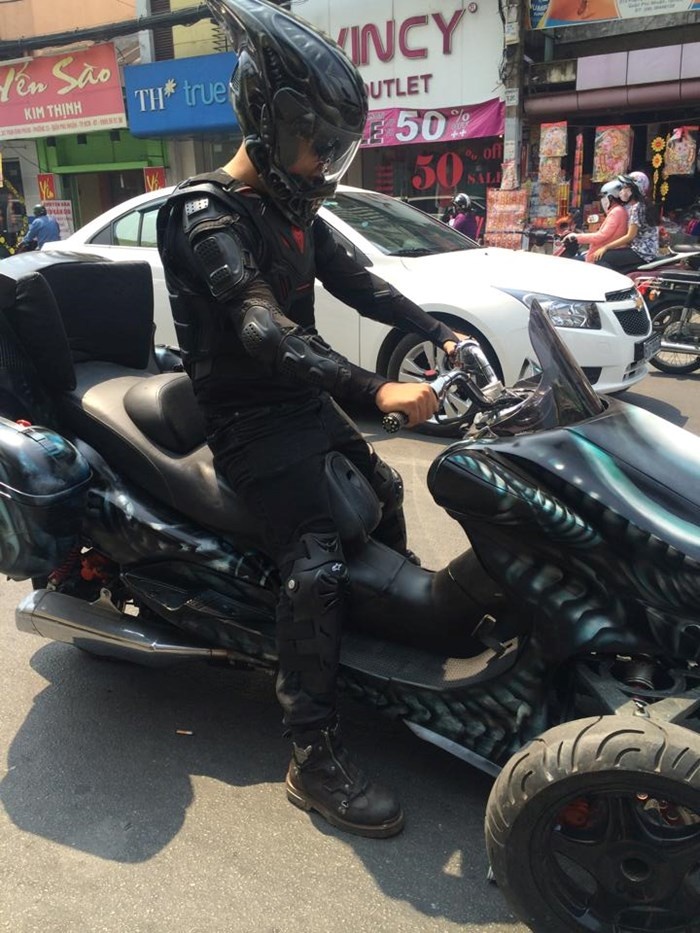 Thực tế, đây cũng không phải lần đầu tiên Đức Tào Phớ gây choáng dư luận với hình hài đặc biệt. Trước đó, anh từng đội mũ bảo hiểm giống như trong phim Quái vật ăn thịt