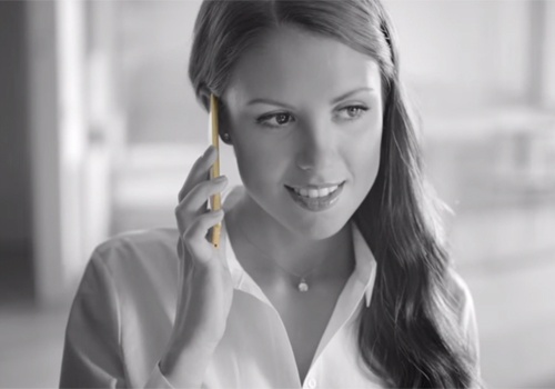 Quang cao smartphone mong nhat the gioi bi cam vi kheu goi hinh anh