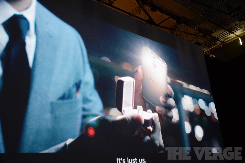 22.00: sự kiện chính thức bắt đầu. Ngay trong slide trình chiếu đầu tiên, HTC đã cho trưng chiếc smartphone mới của họ. 