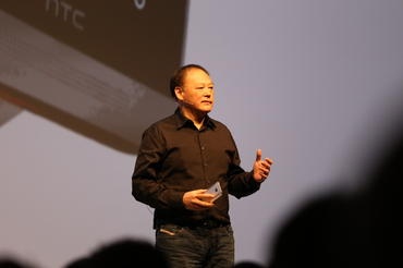 Peter Chou trong buổi keynote giới thiệu One M9 ngày 1/3. Ông vừa rời bỏ cương vị CEO của HTC, đảm nhiệm chức Giám đốc phát triển sản phẩm mới. Ảnh: Cnet.