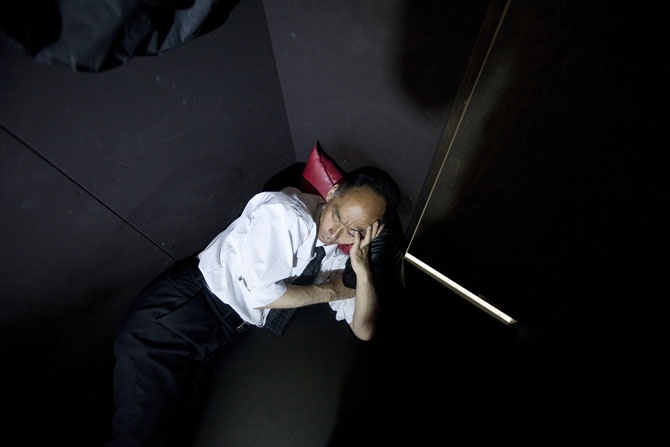 Tadayuki Sakai thư giãn sau khi hoàn thành công việc