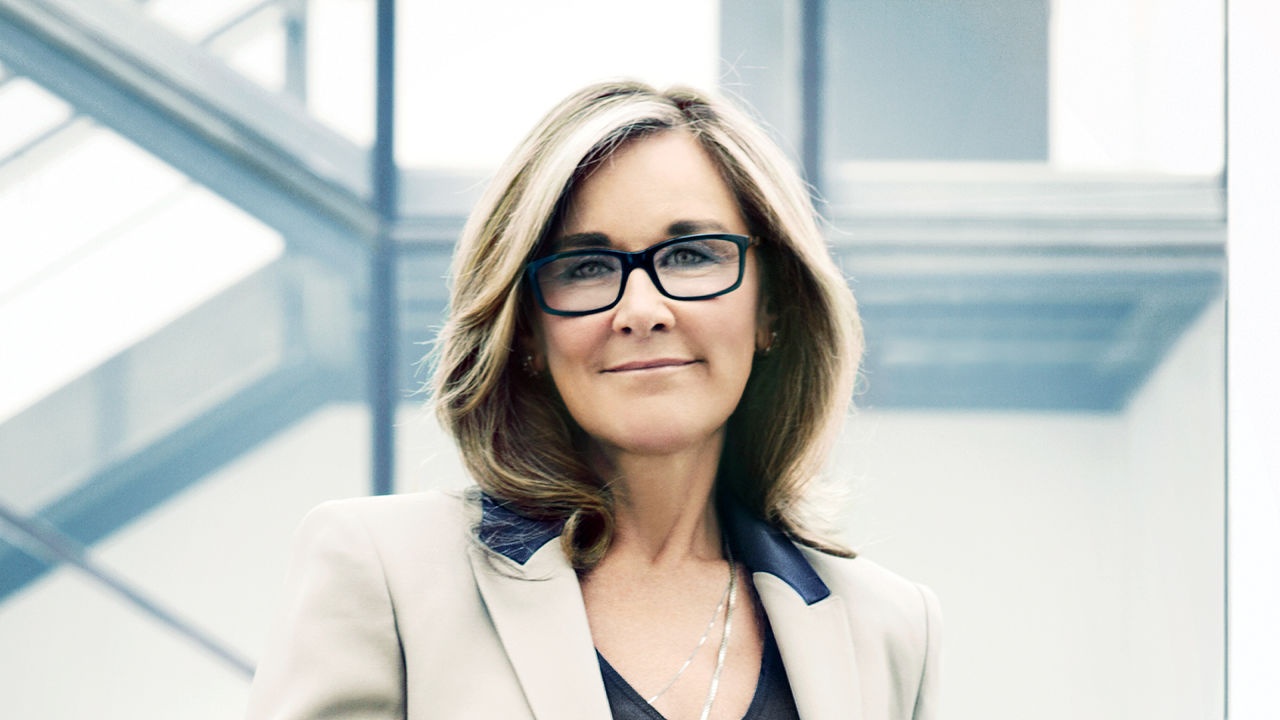 Angela Ahrendts - Giám đốc phụ trách bán lẻ của Apple. Ảnh: Fast.