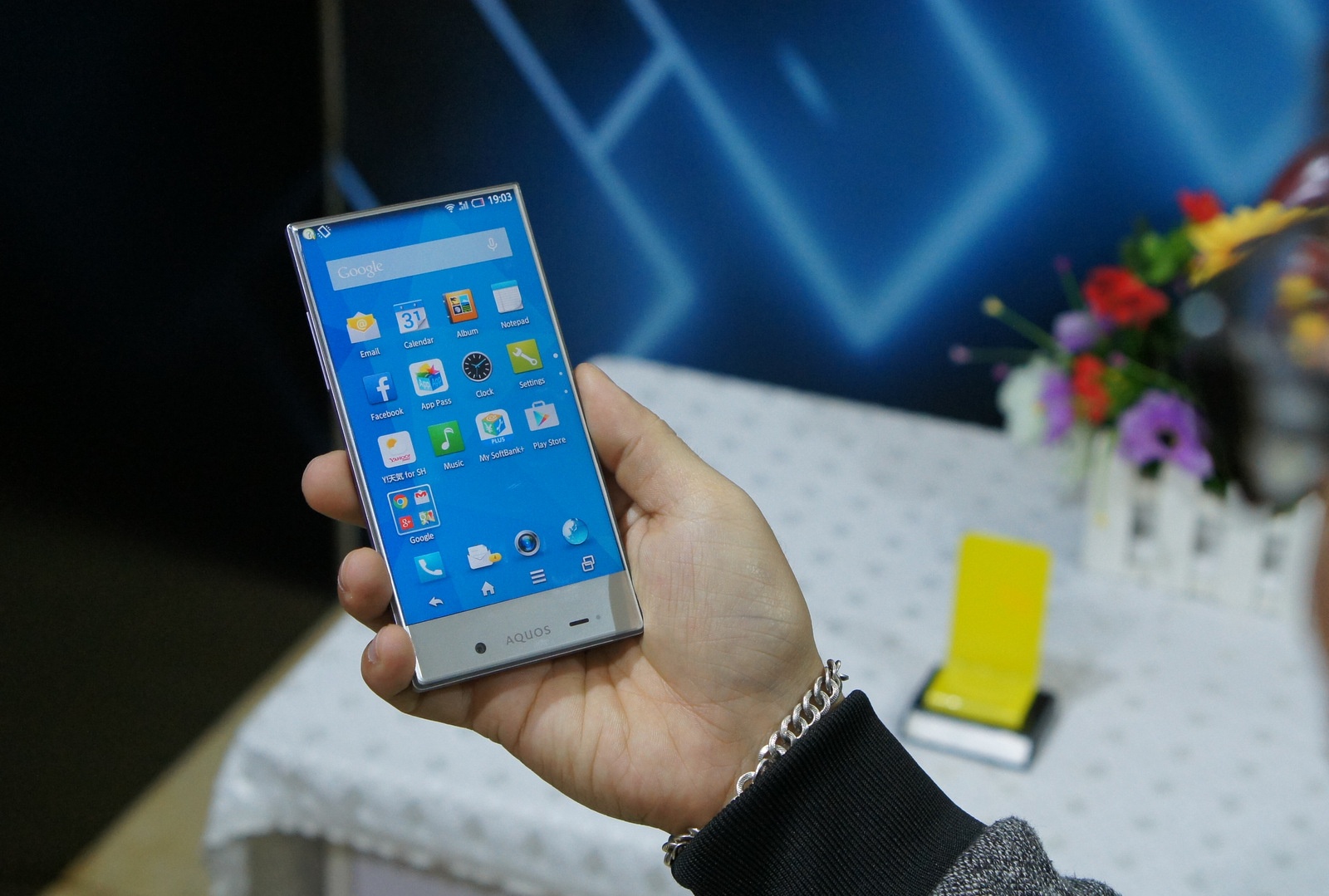 Smartphone khong vien cua Sharp ve Viet Nam gia 7 trieu hinh anh