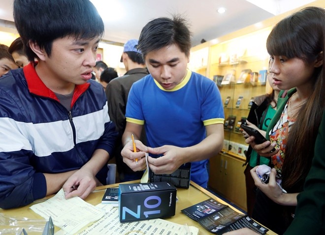 Ngày 10/4/2014, người Hà Nội đổ xô đi mua BlackBerry Z10 khi máy bán trở lại. Ảnh: Lê Hiếu.