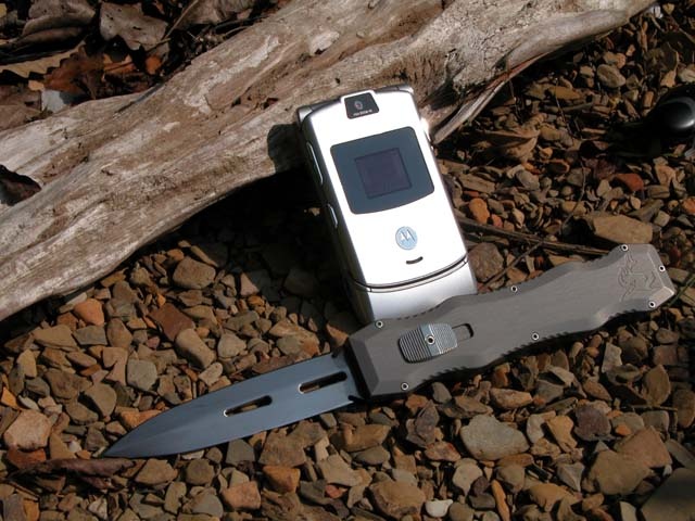 Motorola Razr V3 Moto Razr là một trong những thương hiệu smartphone đình đám nhất mọi thời đại. Năm 2004, Motorola đã gây ngỡ ngàng cả thế giới khi bản Razr V3 thành ngôi sao sáng nhất trên thị trường di động. Một năm sau, hãng tiếp tục cho ra mắt phiên bản màu đen huyền ảo. Màn hình nhỏ, không có các tính năng thông minh nhưng Razr được xem là một biểu tượng thời trang thời điểm 10 năm trước.