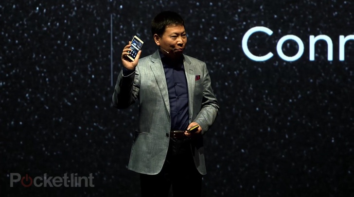 CEO của Huawei đăng đàn giới thiệu sản phẩm. Ở P8, người ta thấy được nhiều nét độc đáo lần đầu xuất hiện trên một chiếc smartphone. Ảnh: Pocket-lint.