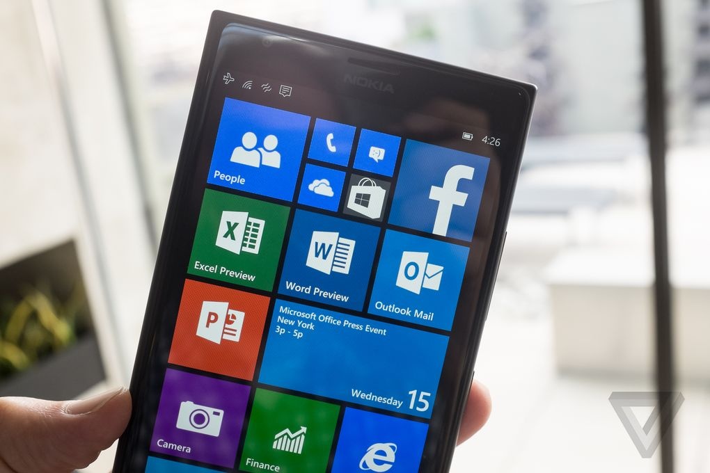 Người dùng Windows 8.1 vẫn phải thao tác với một bản Office lỗi thời. Tình trạng này sẽ được khắc phục trên Windows 10 cho di động. Ảnh: The Verge.