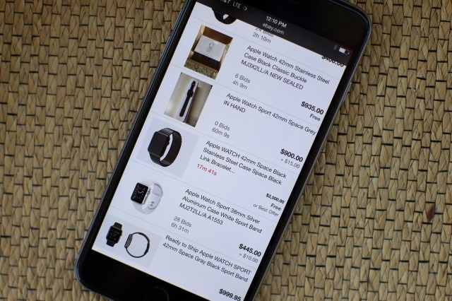 Watch đang được lùng sục trên eBay hay Craiglist với giá cao hơn cả trăm USD so với giá gốc. Ảnh: