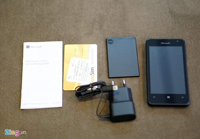 Lumia 430  - smartphone giá rẻ nhất từ trước đến nay của Microsoft vừa lên kệ với giá 1,59 triệu đồng. Ảnh: Duy Tín.