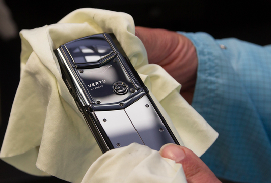 Ben trong xuong san xuat dien thoai Vertu hinh anh