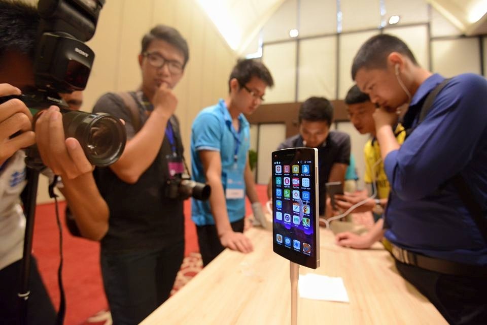 Nhieu dien thoai o VN co dinh vi cua Trung Quoc giong Bphone hinh anh