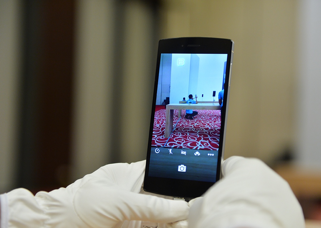 Anh thuc te Bphone: Mong 7,5 mm, gia tu 9,9 trieu hinh anh