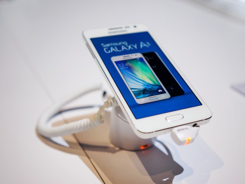 Galaxy A3 chinh hang giam gia manh hinh anh