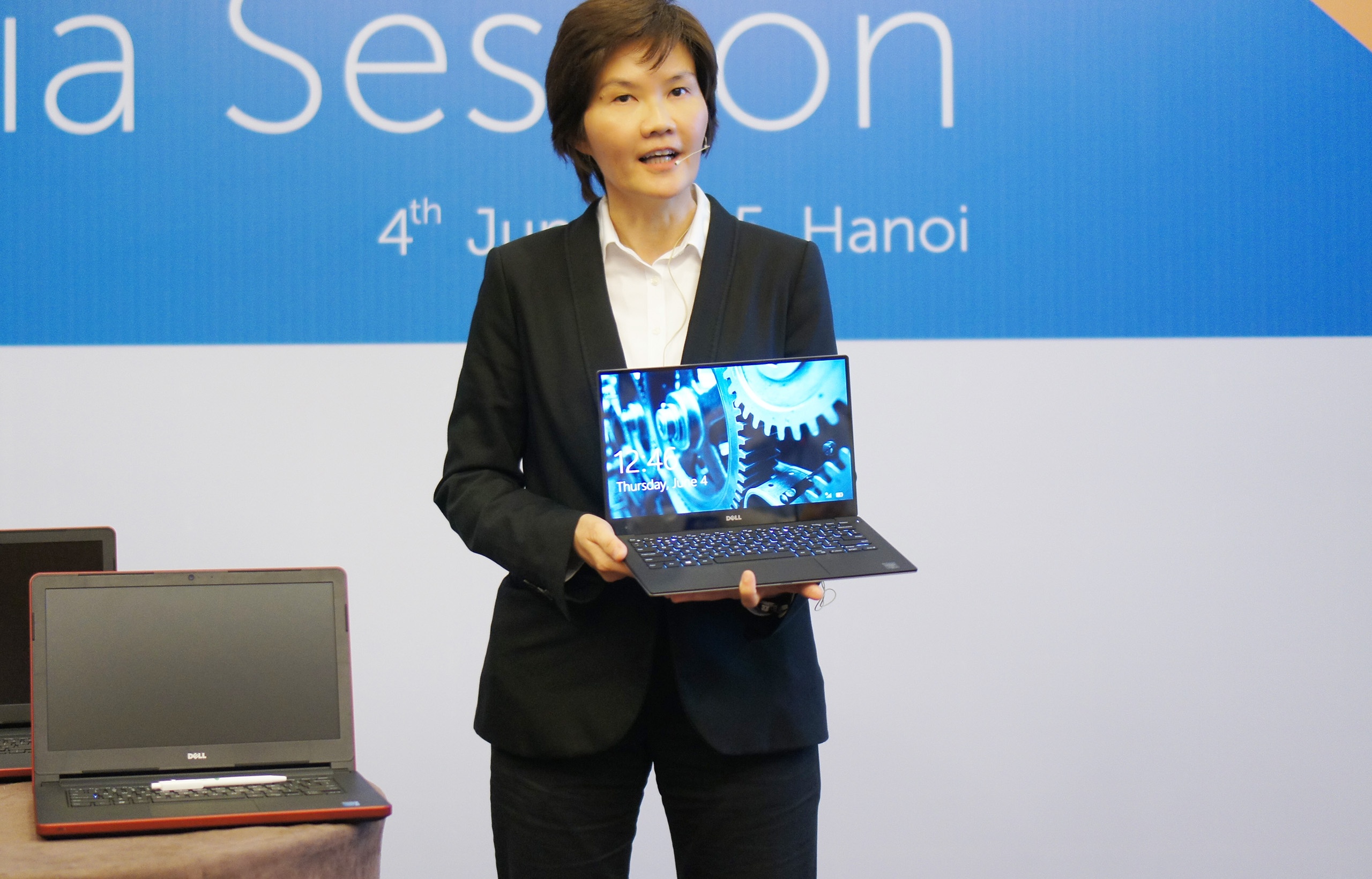 Đại diện Dell giới thiệu chiếc XPS 13 và dòng Vostro 3000. Ảnh: Thành Duy.