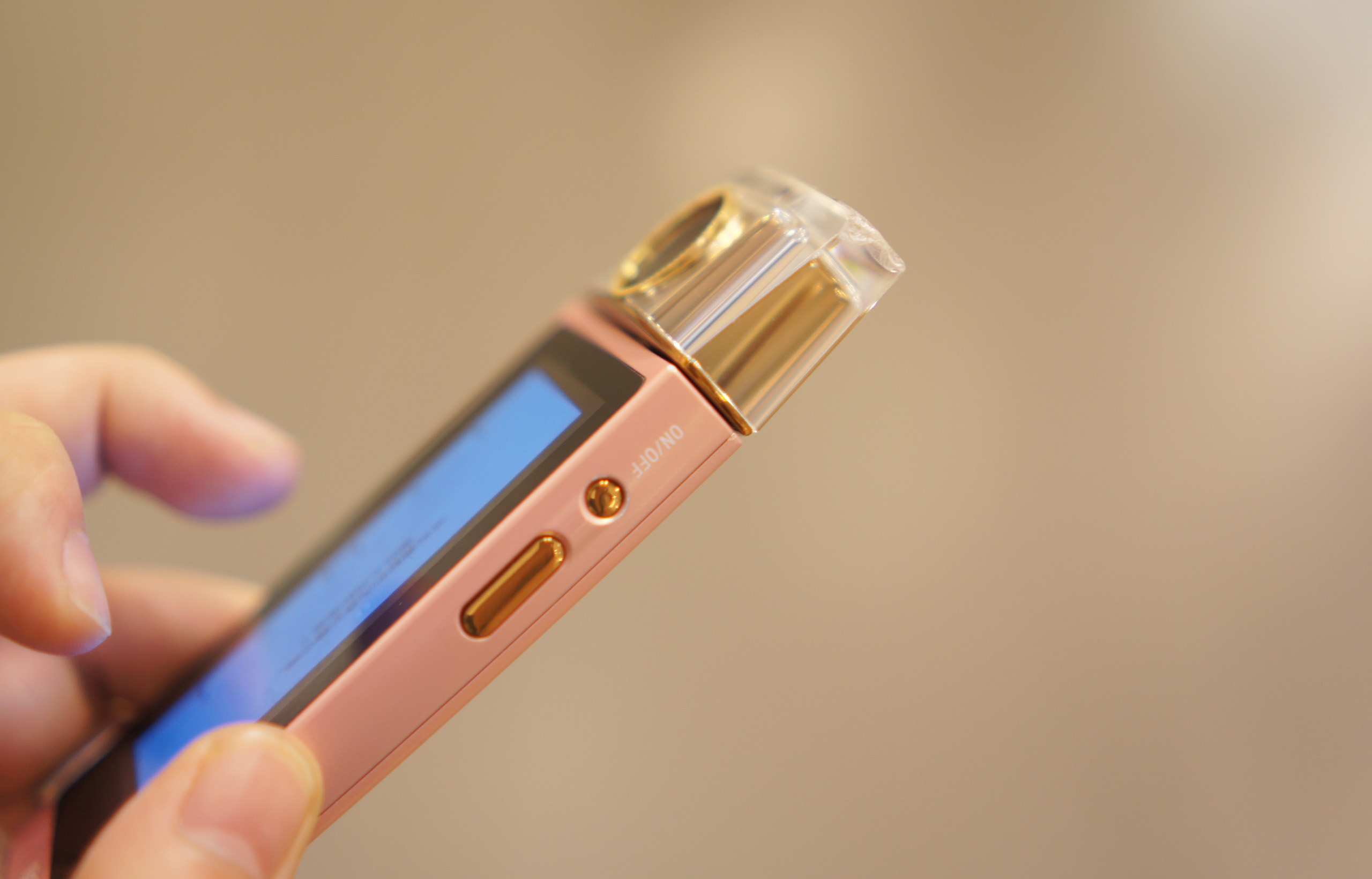 Can canh may anh tu suong hinh lo nuoc hoa tu Sony hinh anh